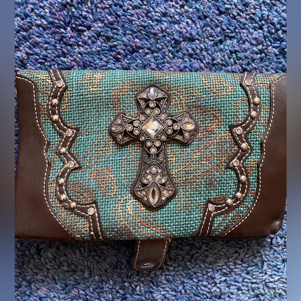 Women’s Rustic Cutures handbag/wallet with strap. Tags still on, Never used.